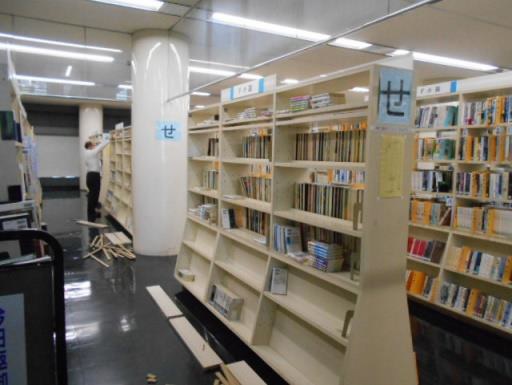 書架を整理している様子