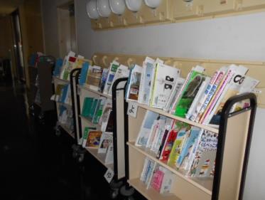 廊下にあふれる予約取置資料